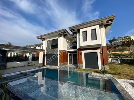 Değirmendere'de Müstakil Özel Havuzlu 4+1 Akıllı Ev Sistemli Satılık Villa