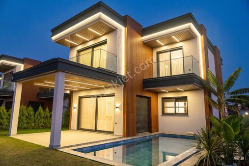 En Gözde Bölge Soğucak'ta Deniz Manzaralı Özel Havuzlu 4+1 Satılık Villa