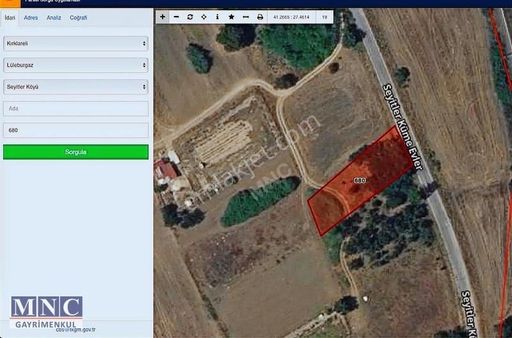 İçerisinde Konteyner Ev Bulunan Yol Kenarı Muhteşem Konumda