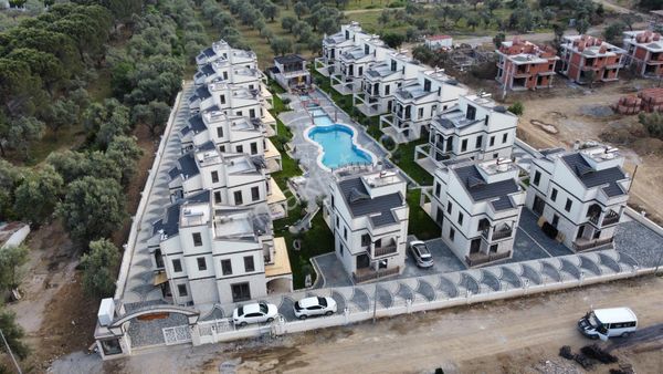 Sabri Pınarbaşı'dan Güre'de Havuzlu Site İçinde Satılık Taş Villa