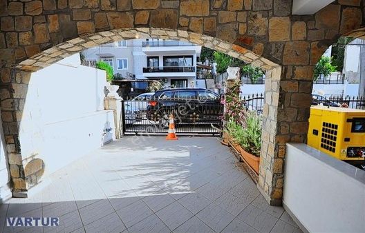 Karagözler'de Deniz Manzaralı Satılık İkiz Villa