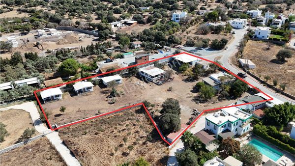 Bodrum Gümüşlük'te 4.351 M² Arazi Üzerinde 7 Adet Ev Ve Tarla