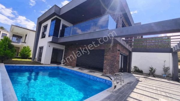 **rs Netten**kuşadası'nda Satılık Lüks Villa**