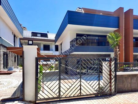 Alanya Avsallar'da Denize Yürüyüş Mesafesinde, Özel Havuzlu 4+1 Villa