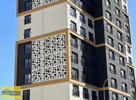 Kadir Dikici'den Tekke Caddesinde Site İçi Satılık 5+1 Daire