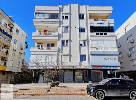 Larada Ana Cadde Üzeri Satılık Dükkan