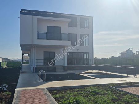 Panaromik Göl Manzaralı İskanlı Bağımsız 850 M2 550 M2 Kapalı Alanlı Arsalı Alternatifsiz