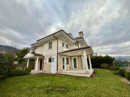 Başiskele Bahçecik’te Satılık Havuzlu Müstakil Bahçeli Villa