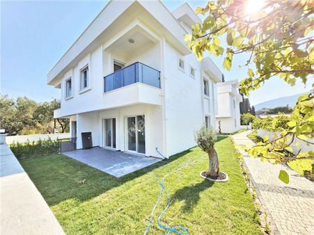 ▶ ▶ Akçay Körfez'den Doğanın Kucağında Giyinme Odalı Sıfır 5+1 Villa