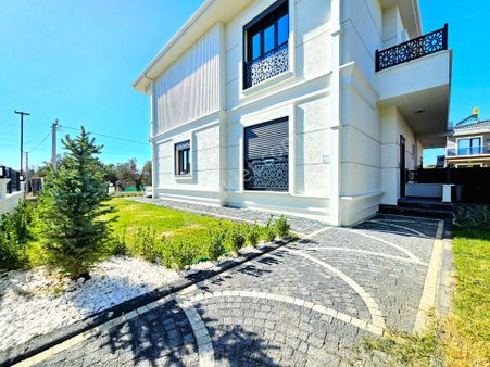 ▶ ▶ Akçay Körfez'den Lüx Tasarımıyla Fark Yaratan Sıfır 4+1 Villa