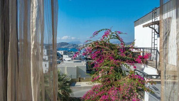 Bodrum Bardakcı'da Ortak Havuzlu Tesis İçinde Satılık Orta Kat