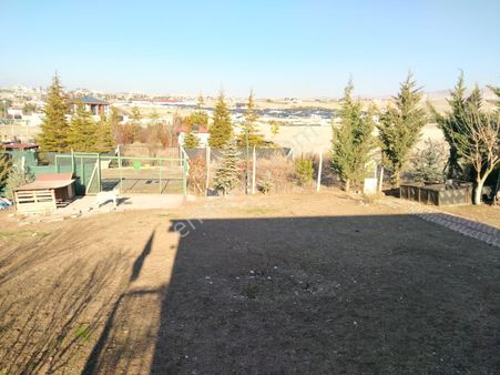 Gölbaşı Bahçelievler'de Tek Tapu 750 M2 Konteyner Evli Arsa