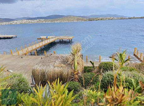 Bitez Asarlık'ta Denize Sıfır Bahçe Katı Satılık Daire