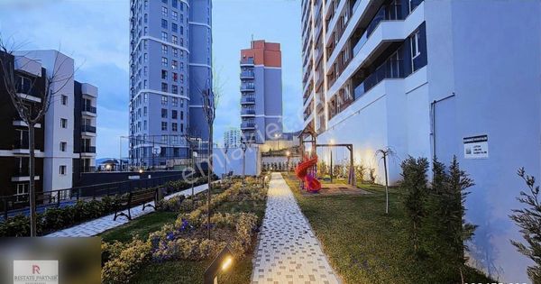 Ells Kartal'da 3+1 Büyük Tip Adalar Manzaralı Satılık