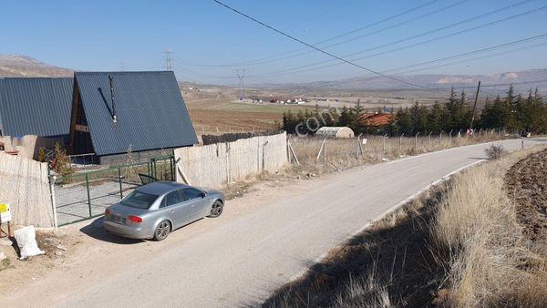 Asfalta Cephe Bungulov Ev Önünden Otobüs Geçmekte