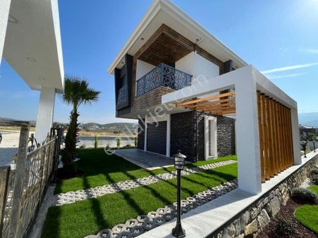 Kuşadası Davutlar'da Satılık Müstakil Villa