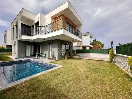 Kuşadası Güzelçamlı'da Ful Eşyalı Satılık Havuzlu Tek Müstakil Villa