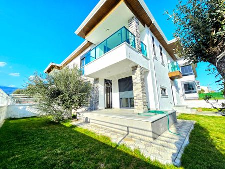 ▶ ▶akçay Körfez'den Modern Mimari,eşsiz Tasarımlı Sıfır Satılık 4+1 Villa