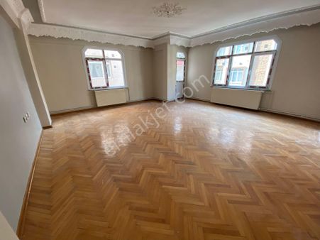 Bahçelievlerde Arsa Payı Oldukça Yüksek 160m2 Net 3+1 Asansörlü