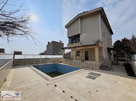 Tekirdağ Marmaraereğlisinde 3 Katlı Havuzlu Satılık Villa