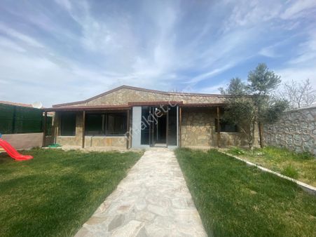 Dikili Güven Emlak'tan Demirtaş Köyünde Acil Satılık Müstakil Taş Ev