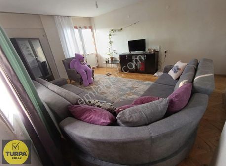 Menderes Cadsesinde Arakat. 3+1