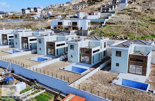 Foçaköy 4+1 Havuzlu Dubleks Villa