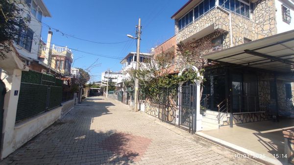 Didim Çamlık'ta İçerisi Yenilenmiş Taş Kaplama Satılık Eşyalı Extralı Triplex Villa