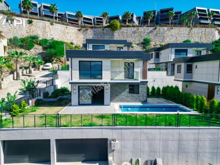 Kuşadası Merkezde Deniz Manzaralı Akılı Ev Sistemli Villa