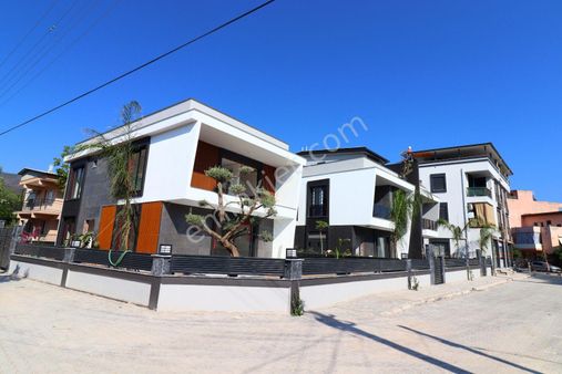 Seferihisar Ürkmez 'de Satılık Geniş Lüks Yapılı 3+1 Villa