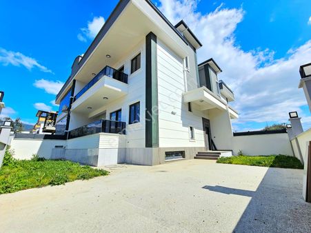 ▶ ▶akçay Körfez'den Giyinme Odalı Geniş Teraslı Sıfır Satılık 4+1 Villa
