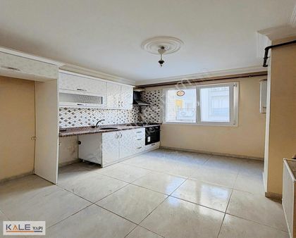 Bahçeşehir Konumunda 2+1 İskanlı Krediye Uygun Kelepir Daire