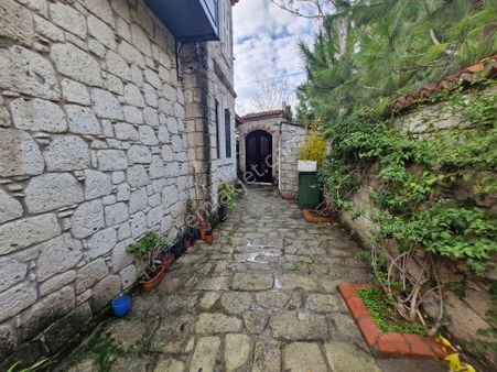 Alaçatıda Müstakil Ticari İmarlı Gerçek Taş Villa Müstakil Havuzlu Mkd Emlak