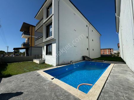 Karasu Yalı Mah. Havuzlu Butik Sitede 2+1 Satılık Daire