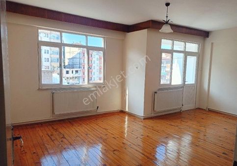 Akçaabat Orta Mahalle' De Şehrin Göbeğinde  satılık 3+1 Fırsat Daire