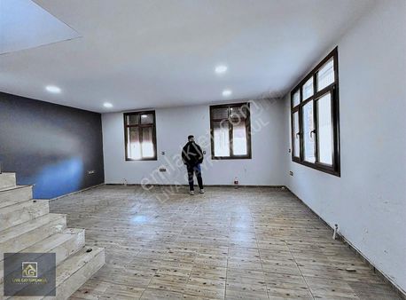 Buca Zafer Mah. 1300m2 Kiralık Depo Ve Yönetim Binası