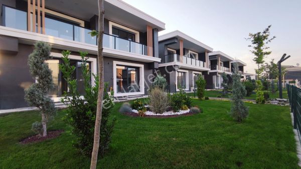 Bağlıca' Da Kapalı Otoparklı Geniş Peysaj Alanlı Satılık 6+1 Lüks Villa
