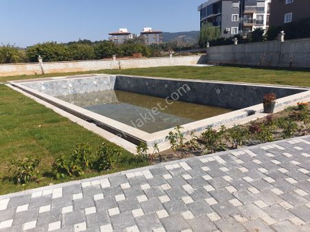 Davutlar Merkezde Zemin Ve 1.katlarda Satilik 2 Adet 1+1 Daıre