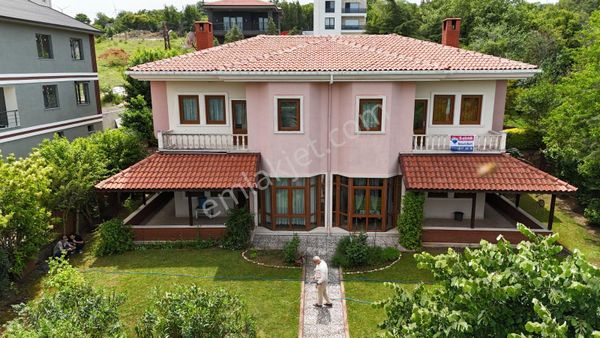 Çatalca Yalıköy'de Satılık Deniz Manzaralı Nezih İkiz Villa