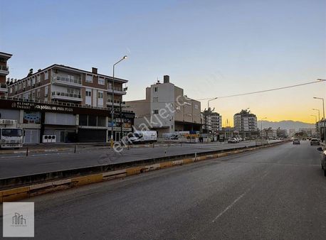 Hüsnü Karakaş'ta Satılık Cadde Üzeri Köşe Dükkan
