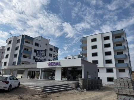 Karataş’da Bulvar Üzerinde Havuzlu Satılık Daireler