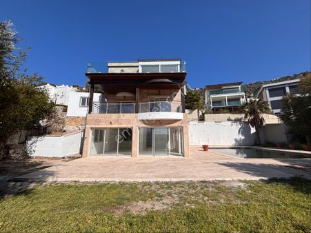 Türkbükü'nde Deniz Manzaralı Plajlı Ve Havuzlu Satılık Villa