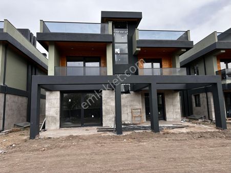 Bağlıca’ Da Merkezi Konumda Satılık 6+1 Villa