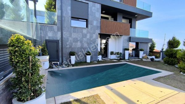 Güzelbahçe'de Deniz Gören, Harika İç Tasarımlı, Havuzlu, Sıfır