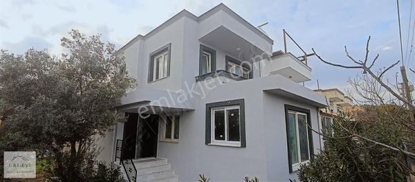 Urla İçmelerde Sahile Yakın Bahçeli Müstakil Villa