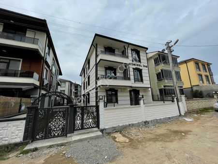 Karasu Yalıda Sıfır 2+1 Ara Kat Denize Yürüme Mesafesinde!