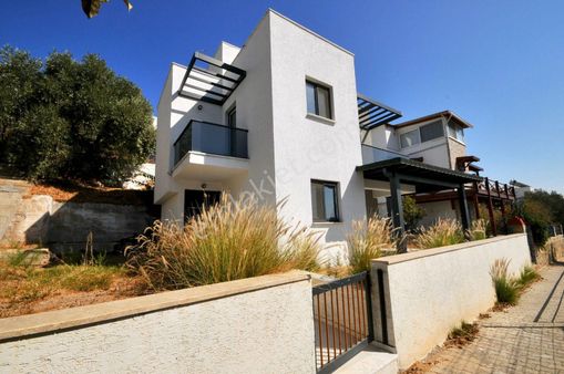 Satılık Müstakil Bahçeli Yeni Villa Denize Yakın Özel Plajlı Ev