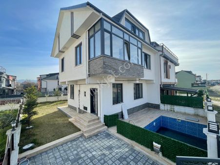 Müstakil 198m2 Arsa İçerisinde Geniş Bahçeli Havuzlu Fırsat