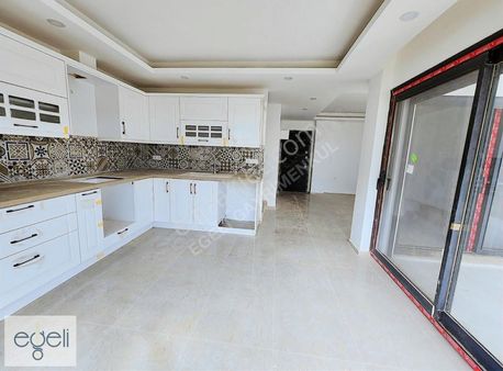 Köşe Konumlu Havuzlu Geniş Bahçeli Satılık Yazlık Villa