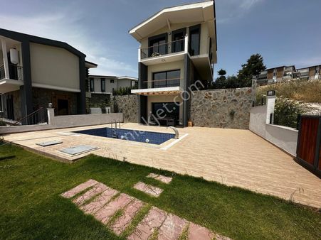 Caferli Köyün'de Özel Havuzlu 4+1 Satılık Tripleks Villa